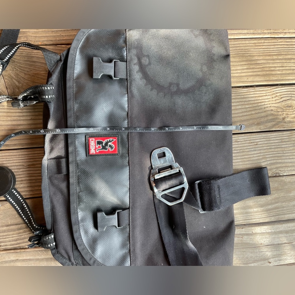 Sleek Black and Gray Messenger Bag - Picture 4 of 7
